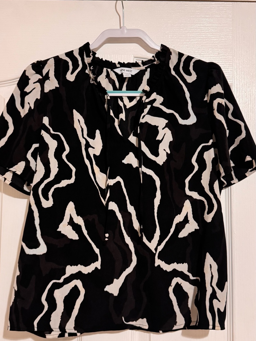 Nine West Black & White Abstract Tie-Neck Short Sleeve Blouse